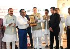 अल्मोडा: DM नैनीताल ललित मोहन रयाल को मिला सम्मान, राज्य स्तरीय एसडीजी एचीवर्स अवार्ड समारोह में