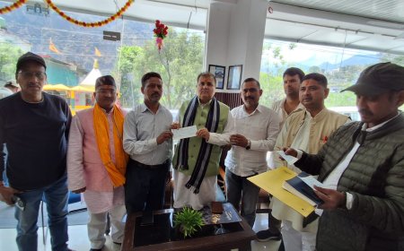 भनाली तोक में आकाशीय बिजली गिरने से मारी गई बकरियों का प्रशासन ने पशुपालकों को वितरित किया मुआवजा