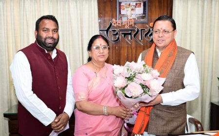 सीएम धामी के साथ बैठक में पूर्व सीएम रमेश पोखरियाल, सांसद नरेश बंसल, मंत्री गणेश जोशी, और विधायक आशा नौटियाल की महत्वपूर्ण चर्चा