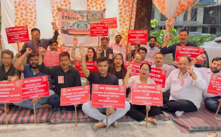 एसबीआई कर्मियों ने देहरादून में किया जोशपूर्ण धरना प्रदर्शन