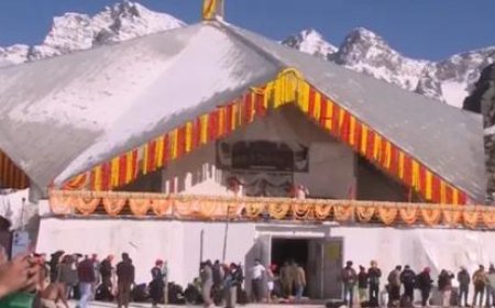 हेमकुंड साहिब के कपाट खुलने पर 5 हजार से अधिक श्रद्धालुओं ने किया मत्था - Netaa Nagari