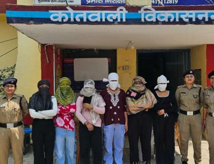 उत्तराखंड स्पा सेंटर पर कार्रवाई: बिना सत्यापन के काम कर रही पांच युवतियां