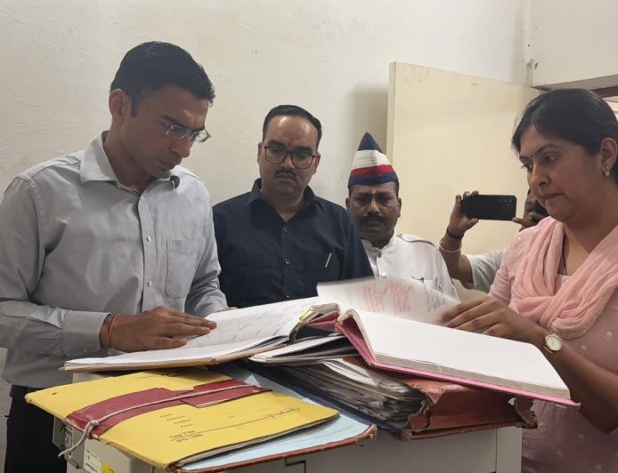 उत्तराखंड में डीएम का छापा: सब रजिस्टार कार्यालय में हुआ बड़ा खुलासा
