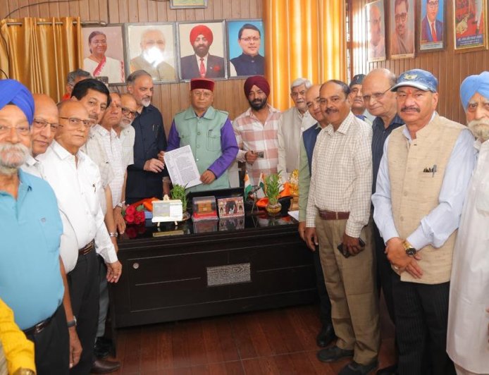 उत्तराखंड के कैबिनेट मंत्री खजानदास से वरिष्ठ नागरिकों का संगठन मिला, समाधान का किया आश्वासन