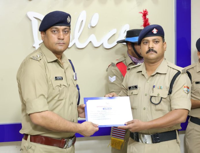 एसएसपी देहरादून ने उत्कृष्ट कार्य करने वाले पुलिस कर्मियों को किया सम्मानित