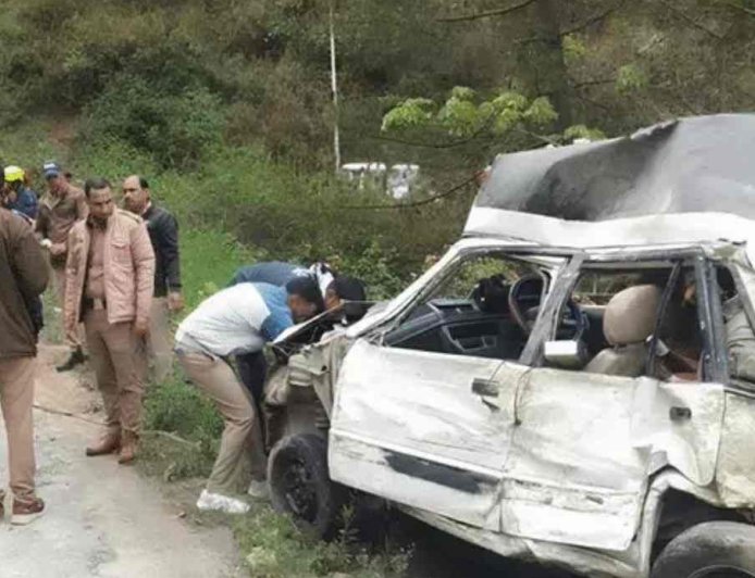 उत्तराखंड: गहरी खाई में गिरी कार, तीन लोगों की दर्दनाक मौत ने मचाई सनसनी