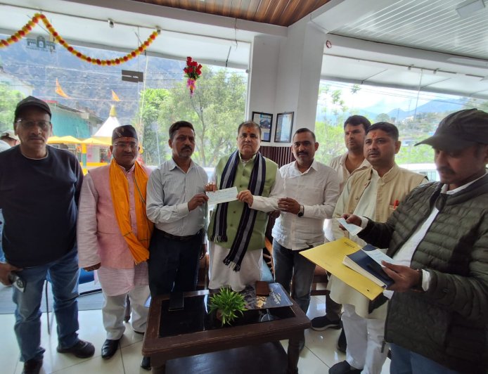 भनाली तोक में आकाशीय बिजली गिरने से मारी गई बकरियों का प्रशासन ने पशुपालकों को वितरित किया मुआवजा