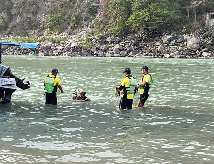 ऋषिकेश में गंगा नदी के रैपिड क्षेत्र में युवक के डूबने की घटना, SDRF का सर्च अभियान जारी