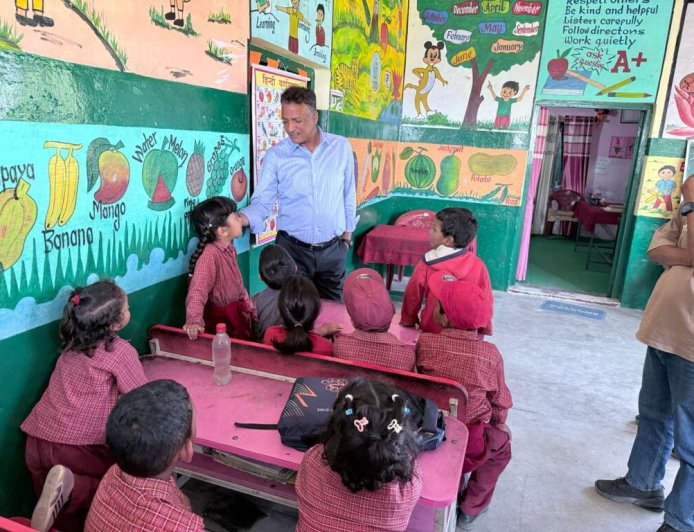 नैनीताल में शिक्षकों की अनुपस्थिति पर सीडीओ का सख्त एक्शन, दो स्कूलों का किया निरीक्षण