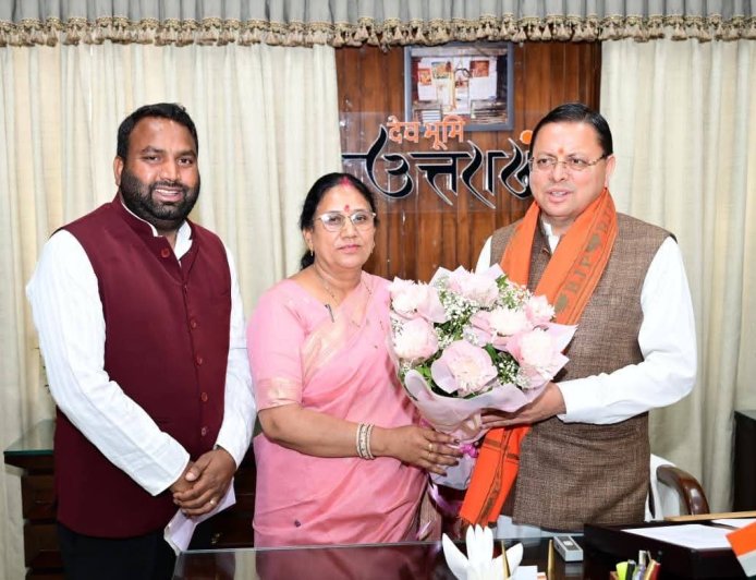 सीएम धामी के साथ बैठक में पूर्व सीएम रमेश पोखरियाल, सांसद नरेश बंसल, मंत्री गणेश जोशी, और विधायक आशा नौटियाल की महत्वपूर्ण चर्चा