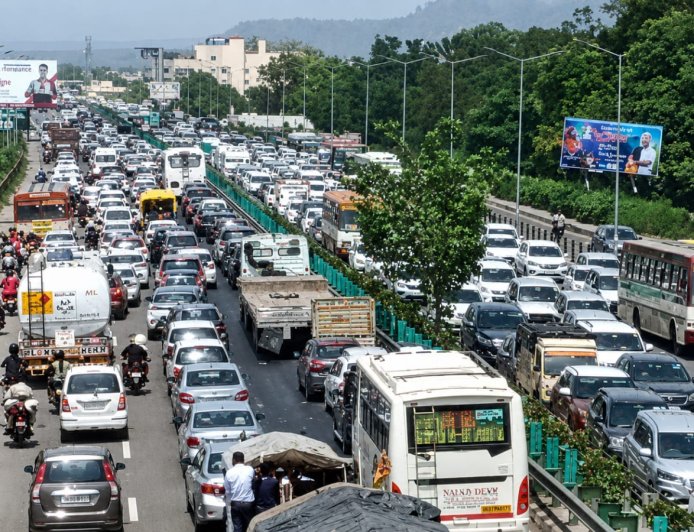 देहरादून में 45,000 वाहनों की भारी भीड़, जाम से हालात गंभीर