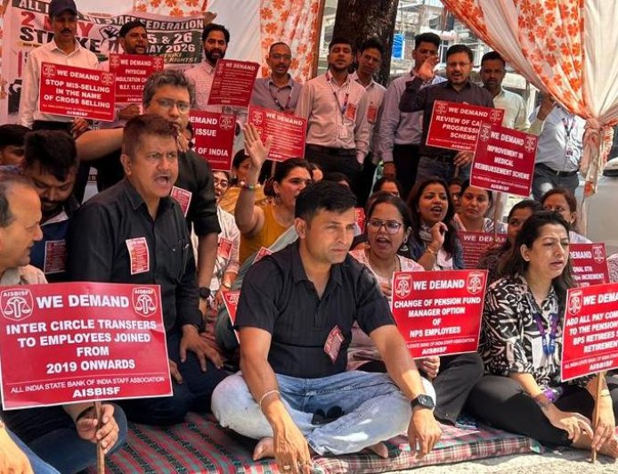 एसबीआई देहरादून में कर्मचारियों का विशाल धरना: मांगें हल न होने पर हड़ताल की चेतावनी