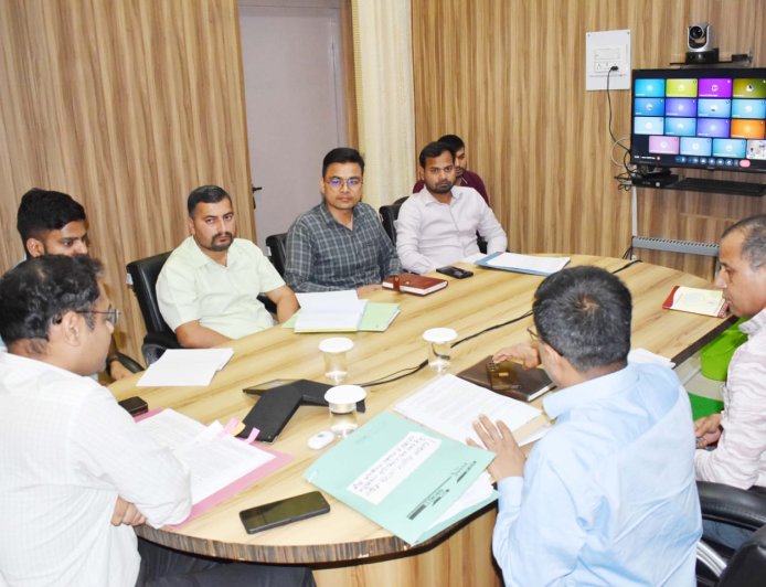 जिलाधिकारी ने ठोस अपशिष्ट प्रबंधन नियमों के प्रभावी क्रियान्वयन के लिए दिए आवश्यक दिशा निर्देश