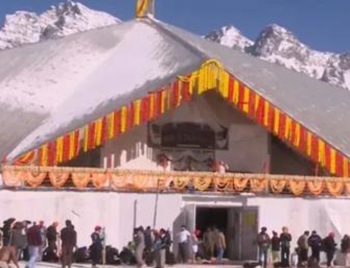 हेमकुंड साहिब के कपाट खुलने पर 5 हजार से अधिक श्रद्धालुओं ने किया मत्था - Netaa Nagari