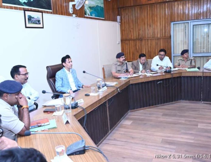नैनीताल में यातायात व्यवस्था हेतु महत्वपूर्ण बैठक हुई, कुमाऊं आयुक्त दीपक रावत के नेतृत्व में
