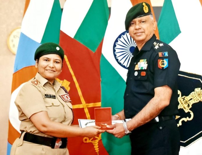 डीबीएस पीजी कॉलेज की एएनओ कैप्टन डॉ. महिमा श्रीवास्तव ने ओटीए ग्वालियर में गोल्ड मेडल हासिल कर रचा नया इतिहास