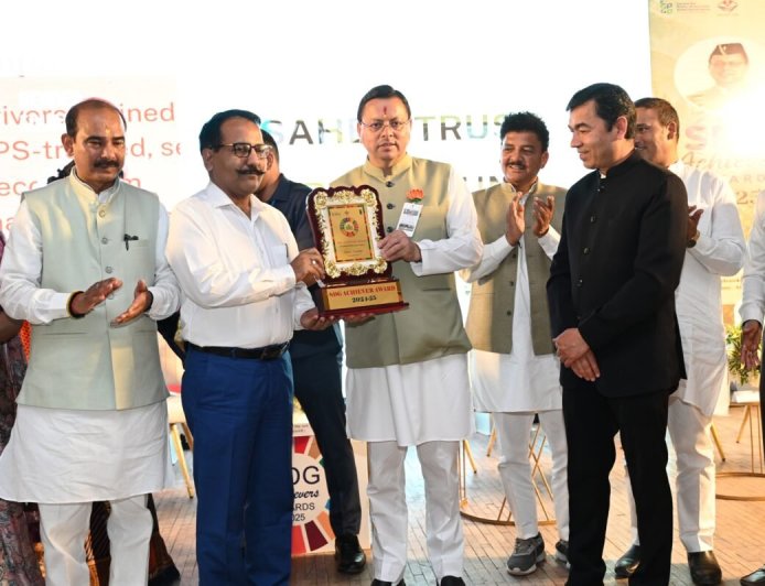 अल्मोडा: DM नैनीताल ललित मोहन रयाल को मिला सम्मान, राज्य स्तरीय एसडीजी एचीवर्स अवार्ड समारोह में