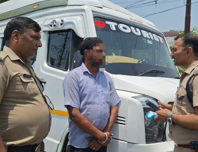 नशे में धुत चालक ने खतरे में डाली 20 चारधाम यात्रियों की जान