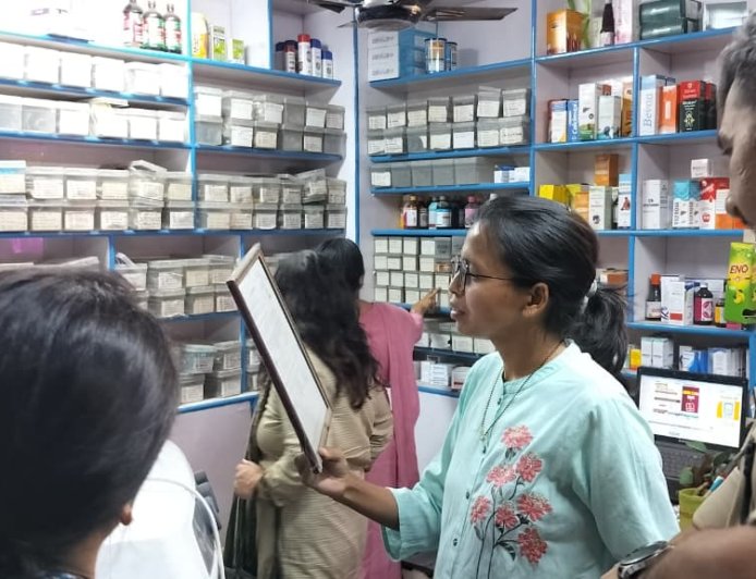 हल्द्वानी में प्रशासन का मेडिकल स्टोरों पर छापा; अनियमितताएं मिलने से रोक