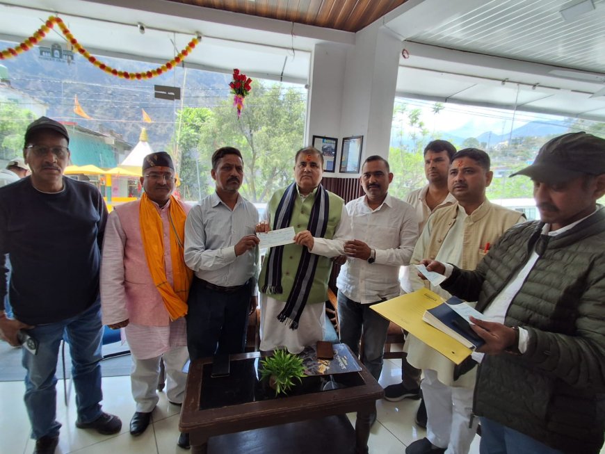 भनाली तोक में आकाशीय बिजली गिरने से मारी गई बकरियों का प्रशासन ने पशुपालकों को वितरित किया मुआवजा