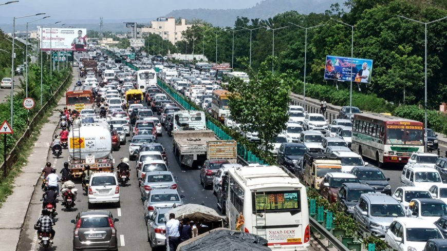 देहरादून में 45,000 वाहनों की भारी भीड़, जाम से हालात गंभीर