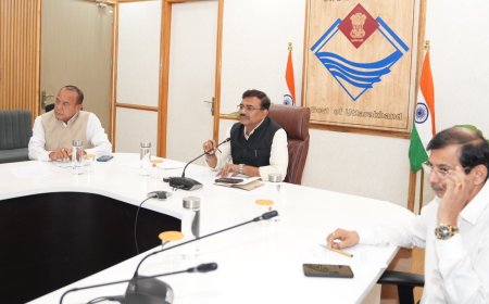 देहरादून: मुख्य सचिव ने ‘नीट’ और ‘UKSSSC’ पुनर्परीक्षा की व्यापक समीक्षा; परीक्षार्थियों को मिलेगा मुफ्त बस यात्रा लाभ