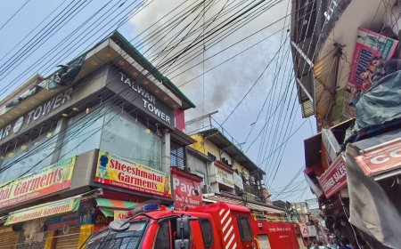 पलटन बाजार में कपड़ों की दुकान में भीषण आग ने लाखों को किया नष्ट, दमकल ने पाया काबू