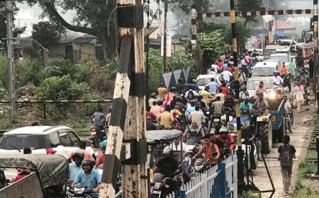 रेलवे फाटक पर रुकी सीएम धामी की फ्लीट, जनसमस्याओं का उठाया मुद्दा