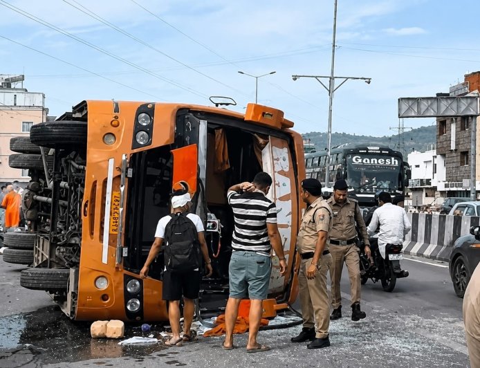 हरिद्वार में राजस्थान के श्रद्धालुओं की बस पलटी, एक महिला की मौत, 16 लोग घायल