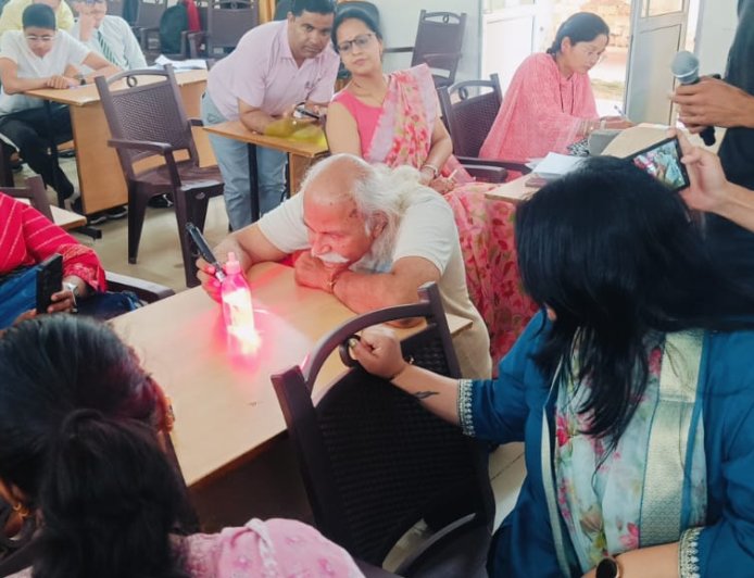 विज्ञान: पढ़ाई नहीं, जीने का एक तरीका है – प्रो. एच.सी. वर्मा की उत्तराखंड यात्रा