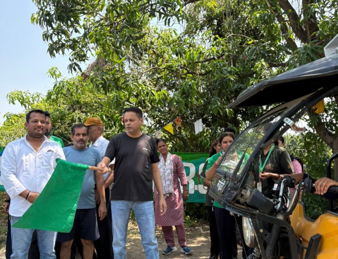 करनपुर पंचायत में कचरा प्रबंधन अभियान का शुभारंभ, संजय नेगी ने दिखाई हरी झंडी