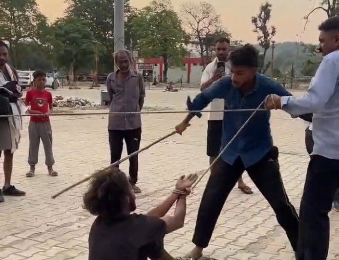 उत्तराखंड में चोरी के संदेह में युवक को बंधक बनाकर बेरहमी से पीटा गया