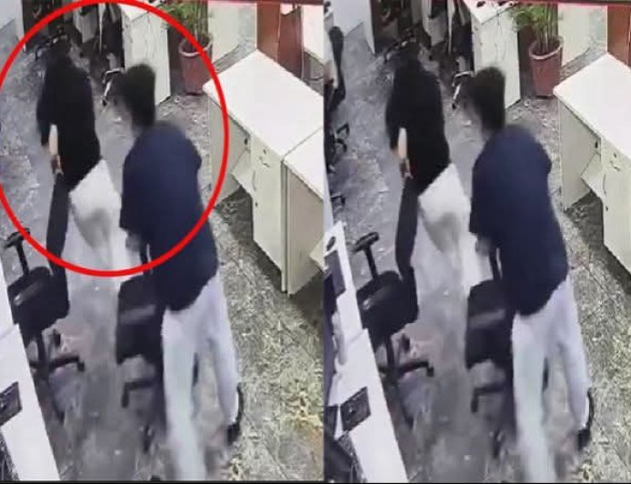 प्यार के नाम पर खौफनाक हत्या: युवक ने 30 सेकंड में प्रेमिका पर किए 30 चाकू के वार