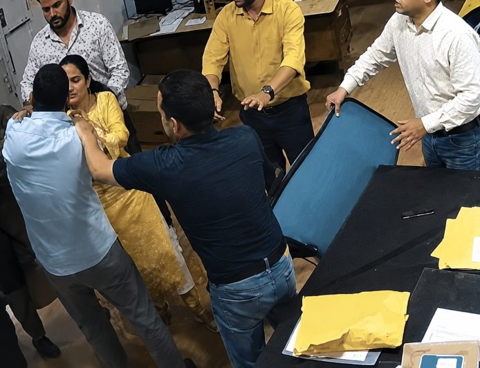 परीक्षा में नकल के दौरान छात्र की पिटाई: दरोगा पिता पर शिक्षकों के साथ मारपीट का आरोप