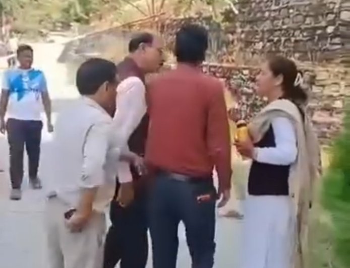 मंत्री सुबोध उनियाल का मतदान केंद्र में विवाद, राजनीतिक हलचल मची