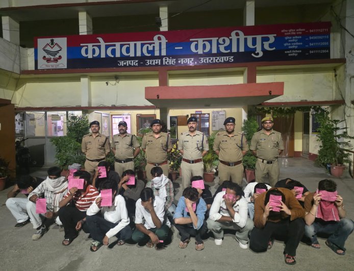 काशीपुर पुलिस ने अवैध हुक्का बार पर किया बड़ा छापा, 21 लोगों को किया गिरफ्तार