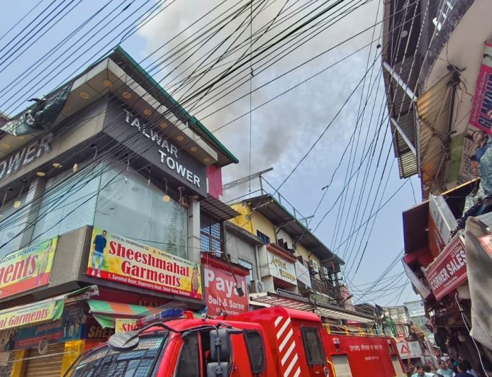 पलटन बाजार में कपड़ों की दुकान में भीषण आग ने लाखों को किया नष्ट, दमकल ने पाया काबू