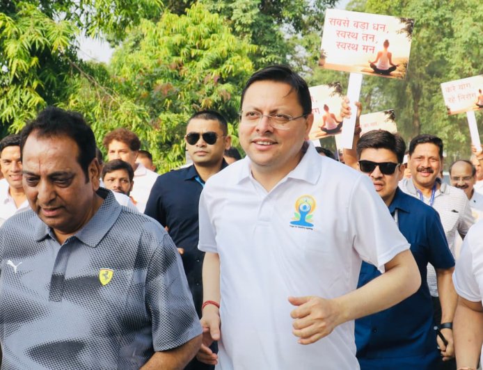 सीएम धामी ने सड़क पर दौड़ लगाकर मनाया 13वां अंतरराष्ट्रीय योग दिवस, योग के प्रति बढ़ाई जागरूकता