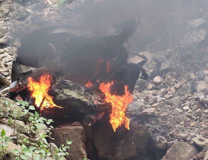 उत्तराखंड: दर्दनाक सड़क हादसा, खाई में गिरी कार में लगी आग, दो लोगों की मौत