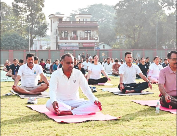हल्द्वानी में अंतर्राष्ट्रीय योग दिवस: योग का मंत्र गूंजा, 350 से अधिक लोगों ने लिया संकल्प