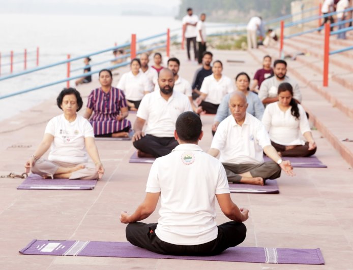 अंतरराष्ट्रीय योग दिवस 2023: गंगा तट पर एम्स ऋषिकेश में हुआ विशाल सामूहिक योगाभ्यास