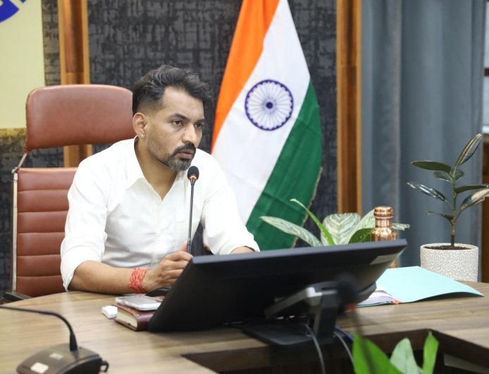 रात के कार्यों के लिए सशर्त अनुमति, लापरवाही पर डीएम का सख्त संदेश