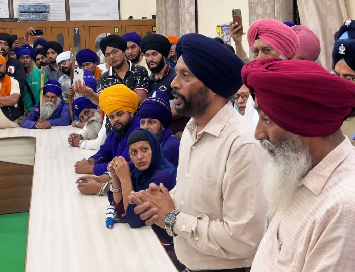 निहंगों पर एफआईआर, कुल्हाल बॉर्डर पर बैरिकेडिंग तोड़ने का मामला बढ़ा