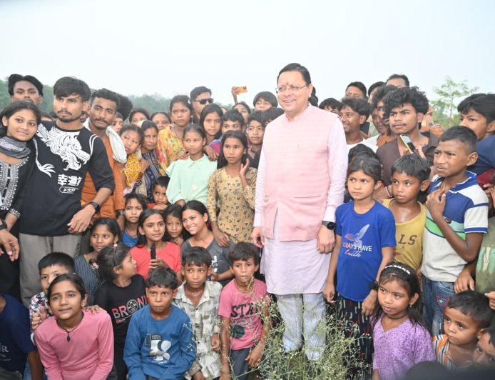 मुख्यमंत्री धामी के स्वागत में बच्चों ने किया जलसा, देखें CM का आत्मीय अंदाज!