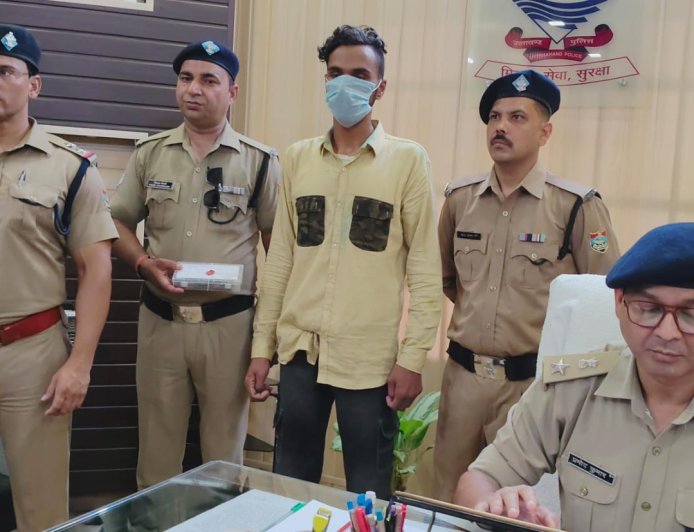 उत्तराखंड पुलिस थानों को बम से उड़ाने की धमकी देने वाला युवक गिरफ्तार, सोशल मीडिया पर मची सनसनी