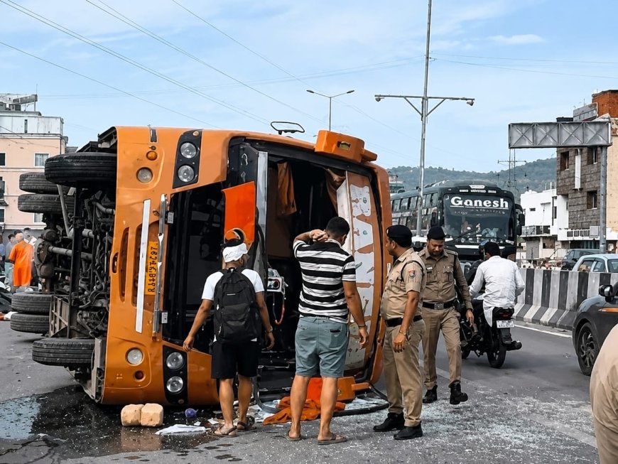 हरिद्वार में राजस्थान के श्रद्धालुओं की बस पलटी, एक महिला की मौत, 16 लोग घायल