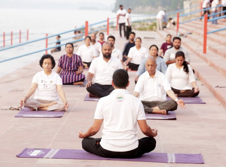 अंतरराष्ट्रीय योग दिवस 2023: गंगा तट पर एम्स ऋषिकेश में हुआ विशाल सामूहिक योगाभ्यास
