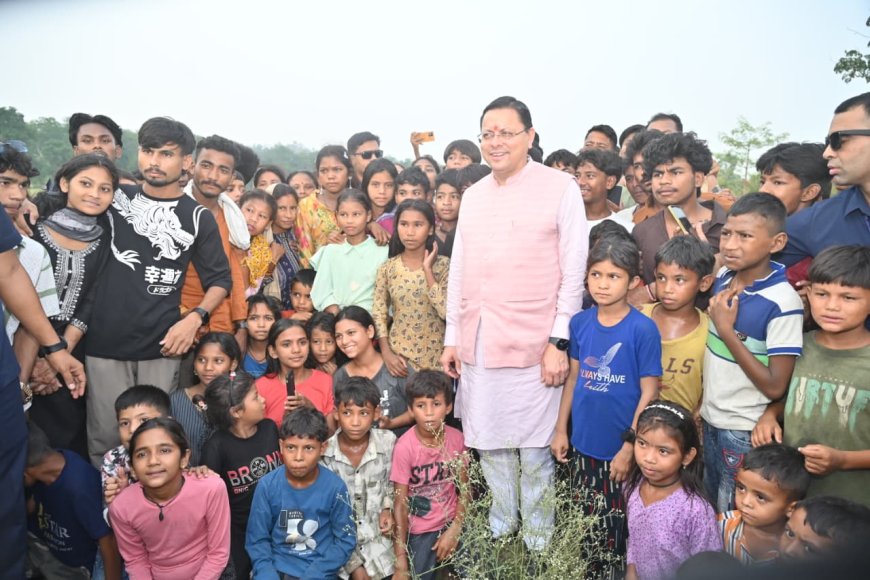 हैलीपैड पर मुख्यमंत्री को देखते ही बच्चों में मची होड़, देखिए CM धामी का वो ‘आत्मीय’ अंदाज!