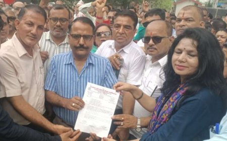 हल्द्वानी: प्राथमिक शिक्षक संघ ने टीईटी की अनिवार्यता समाप्त करने और पुरानी पेंशन बहाली की मांग को लेकर DM को सौंपा ज्ञापन