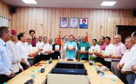 सीएम धामी ने विमोचित की 'सेवा विधि' किताब, सरकारी कर्मचारियों के लिए बड़ी उपलब्धि